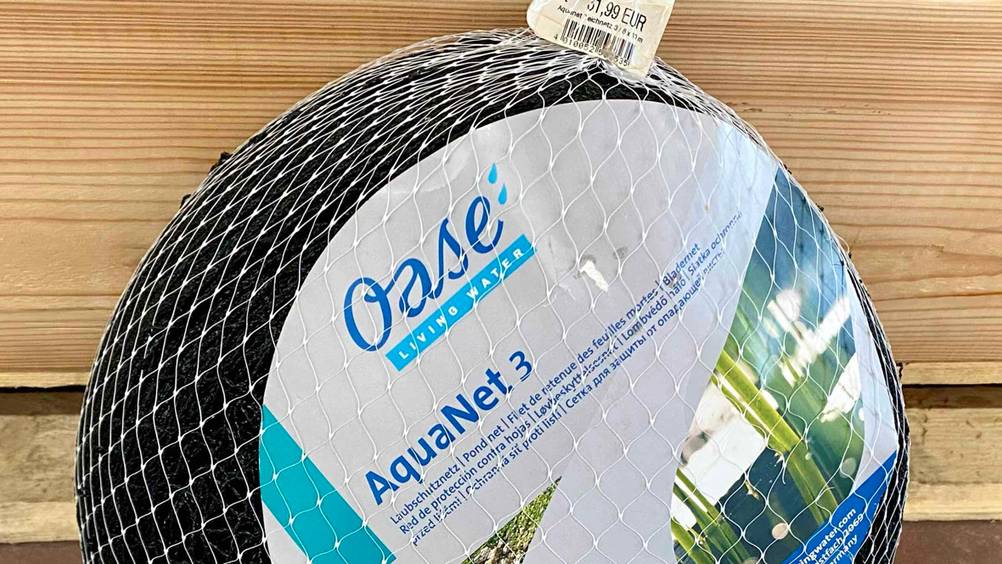 Nahaufnahme des verpackten Teichnetzes mit Logo auf dem Label.