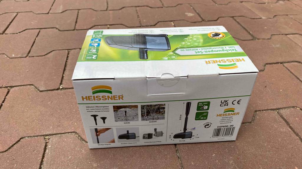 Teichpumpe im Test: Auf dem Boden befindet sich die Verpackung von einer Teichpumpe. 