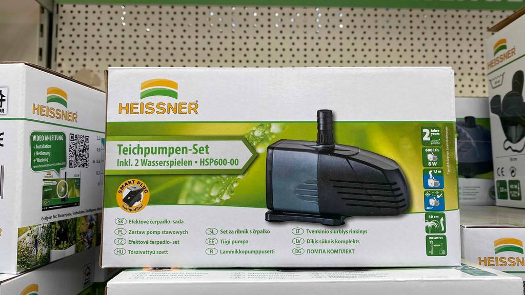 Getestete Teichpumpe befindet sich verpackt im Geschäft. 