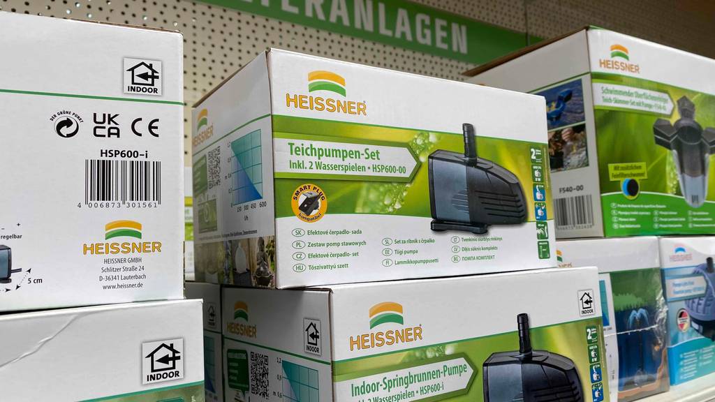 Teichpumpe im Test: Im Geschäft befinden sich mehrere Teichpumpen in der Verpackung. 