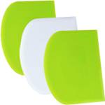 Teigkarten im Test: zwei grüne und eine weiße Kunststoff-Teigkarte vor weißem Hintergrund.