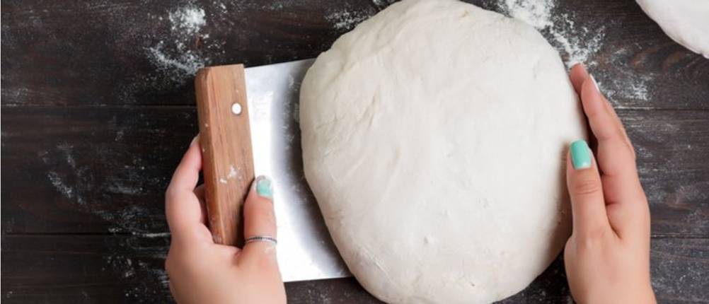 Teigkarten im Test: Mit einer Teigkarte wird ein Brotlaib geformt.