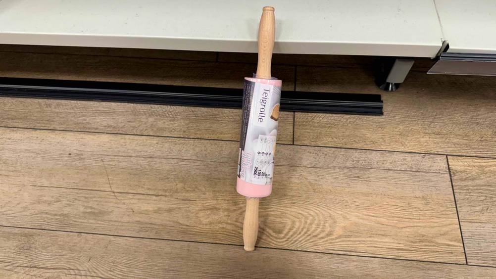 Teigroller Silikon getestet: Der Teigroller lehnt an einem Regal.