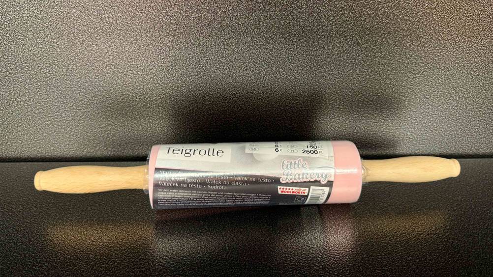 Teigroller Silikon getestet: Das Gerät liegt auf einer grauen Fläche.