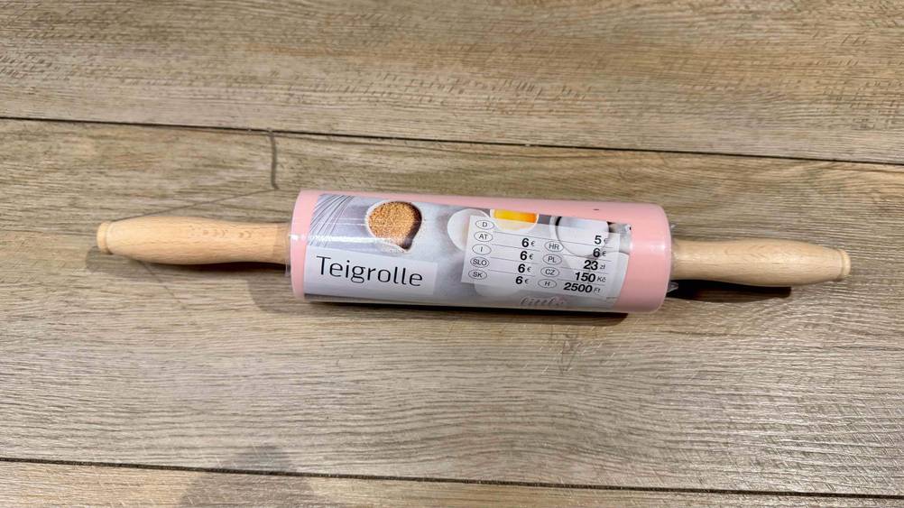 Ein getesteter Teigroller Silikon auf einer Holzfläche liegend.