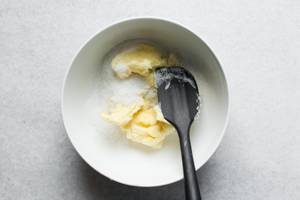 Teigschaber-Test: Schwarzer Schaber rührt in Schüssel Butter und Zucker zusammen.
