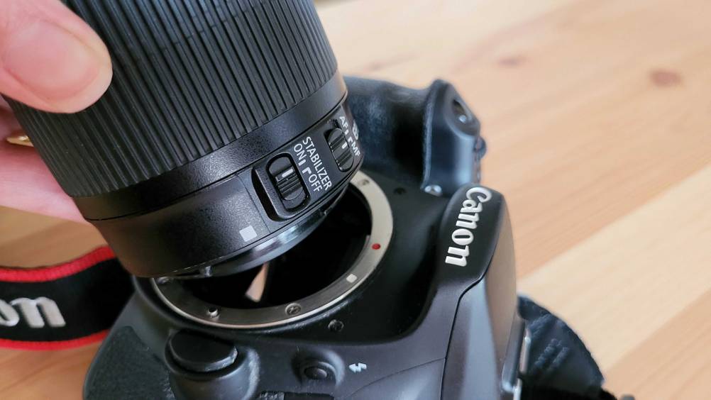 Teleobjektiv im Test: Canonkamera mit Teleobjektiv. 