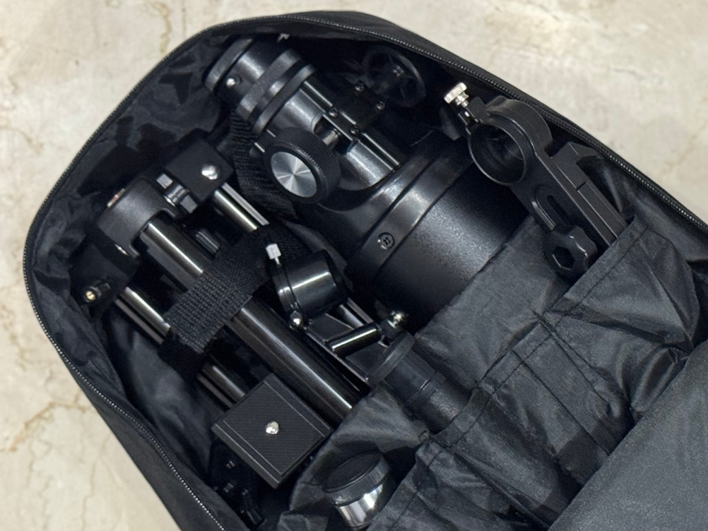 Das getestete Teleskop von Eaconn im Rucksack.