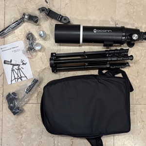 Das getestete Eaconn-Teleskop mit Stativ, Rucksack und Zubehör auf dem Boden.