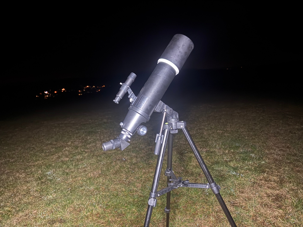 Das Eaconn-Teleskop steht im Test auf einer Wiese.