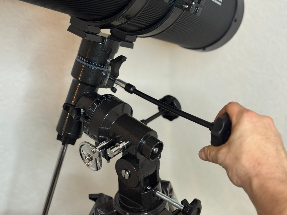 Eine Person stellt das Solomark-Teleskop im Test ein.