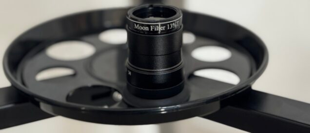 Der mitgelieferte Mondfilter des getesteten Solomark-Teleskops ist auf einem Okular aufgeschraubt.