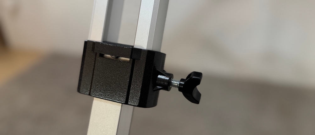 Detailansicht der Einstellschraube eines Stativbeins am getesteten Solomark-Teleskop.