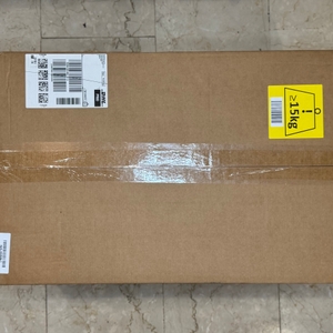 Das getestete Solomark-Teleskop in einem geschlossenen Karton liegt auf dem Boden.