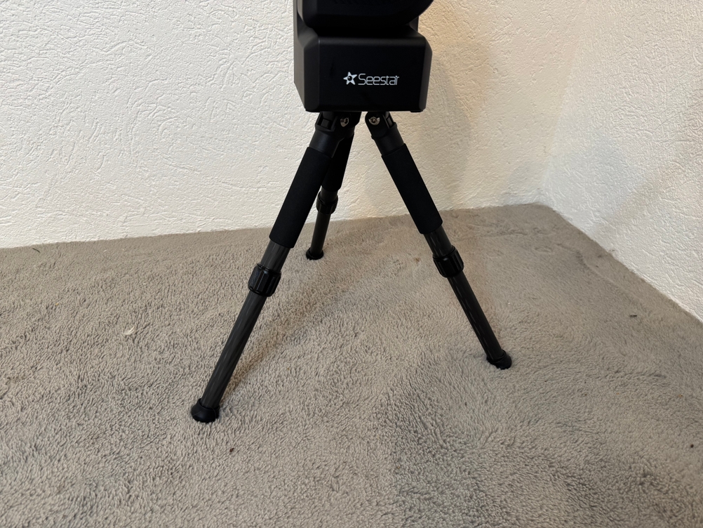 Das getestete ZWO-Teleskop auf seinem Stativ.