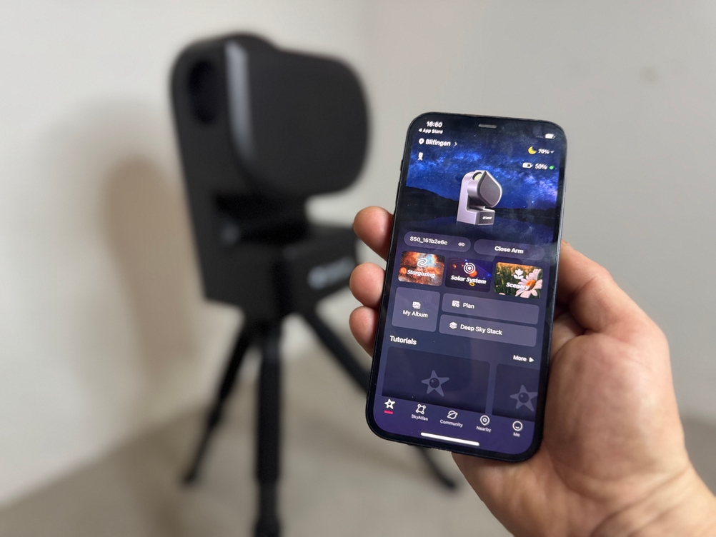 Eine Person hält ein Smartphone mit der Seestar-App vor das getestete Zwo-Teleskop.