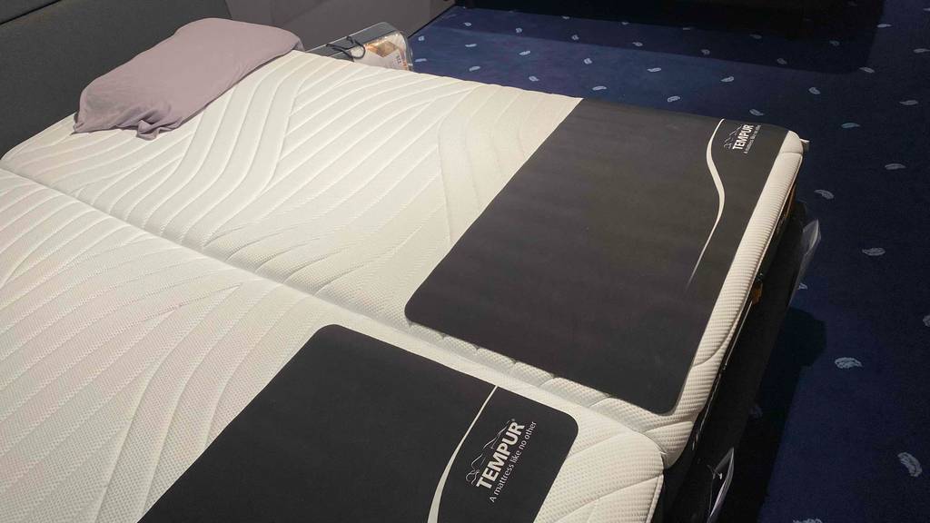 Im Test: Zwei Tempur-Matratzen liegen nebeneinander auf einem Bett.