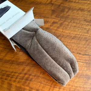 Die Tempur-Schlafmaske wurde halb aus ihrem Karton gezogen.