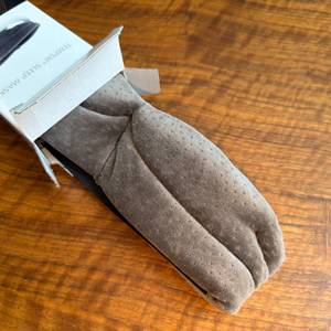 Die Tempur-Schlafmaske wurde halb aus ihrem Karton gezogen.