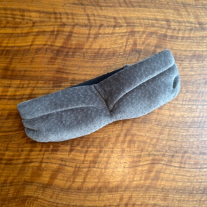 Die Tempur-Schlafmaske liegt auf einem Tisch.