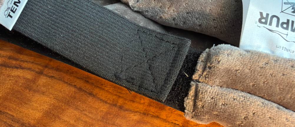 Ein Klettverschluss zum Einstellen des Kopfumfangs an der Tempur-Schlafmaske.