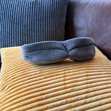 Die Tempur-Schlafmaske liegt auf einem Kissen.