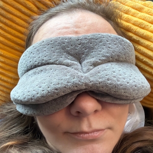 Eine Person trägt die Tempur-Schlafmaske.