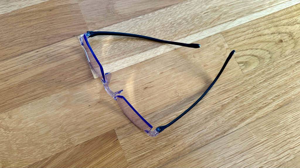 Getestet: Eine Gleitsichtbrille von oben betrachtet auf einer weißen Oberfläche.