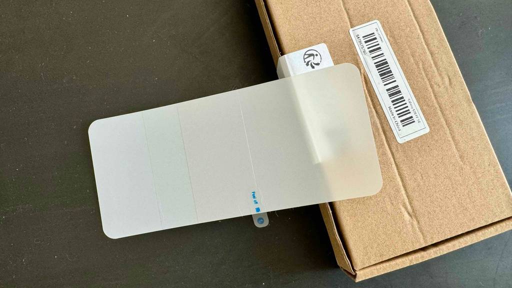 Im Test: ein Samsung-Galaxy-S20-FE-Panzerglas auf dem Verpackungskarton.
