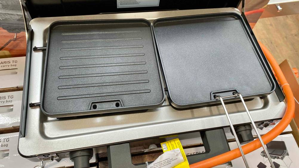 Zwei Roste nebeneinander auf einem Camping-Gasgrill im Test.