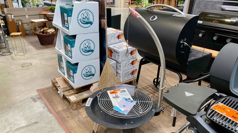 Ein getesteter Schwenkgrill in einer Verkaufsausstellung mit Preisangabe.