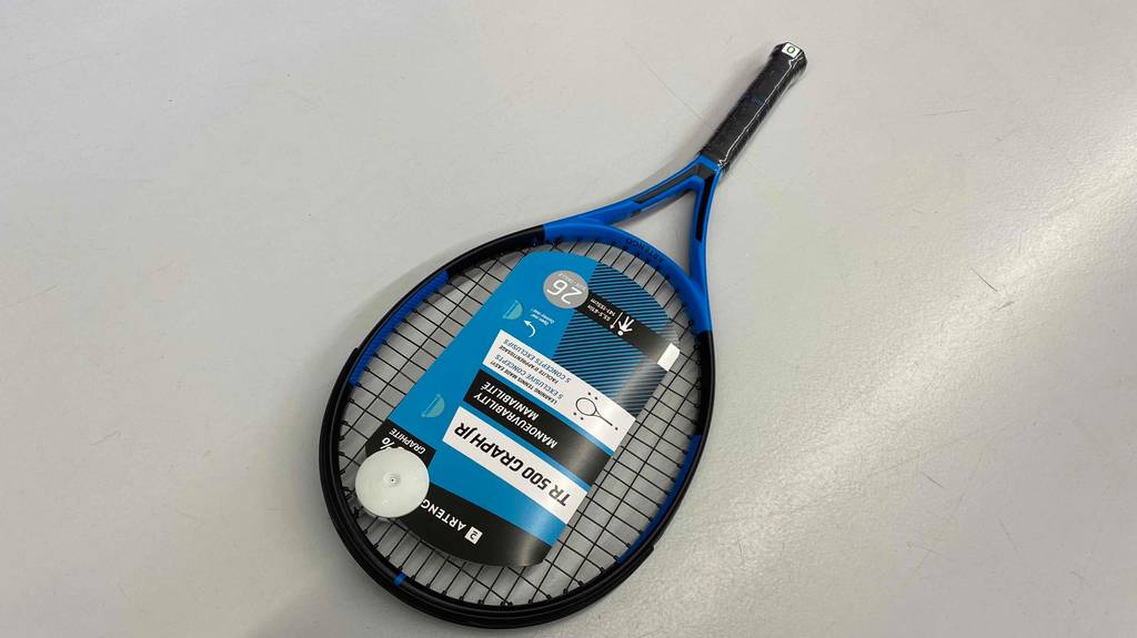 Getesteter Tennisschläger in 26 Zoll befindet sich auf dem Boden. 