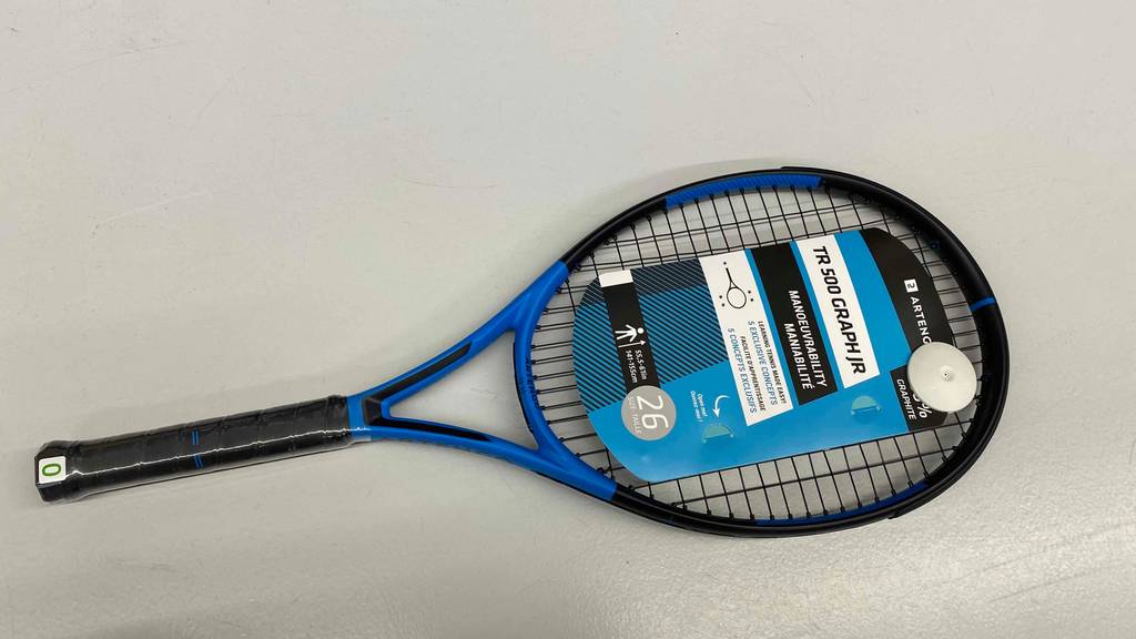 Getesteter Tennisschläger in 26 Zoll in den Farben Blau-Schwarz liegt auf dem Boden.