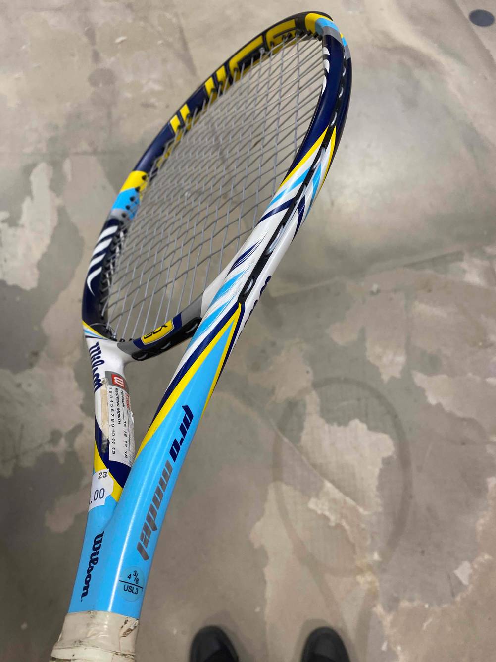 Tennisschläger von oben in der Hand