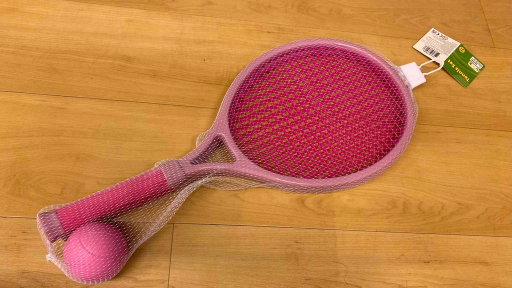 Getestete Tennisschläger für Kinder befinden sich im Set auf dem Boden. 