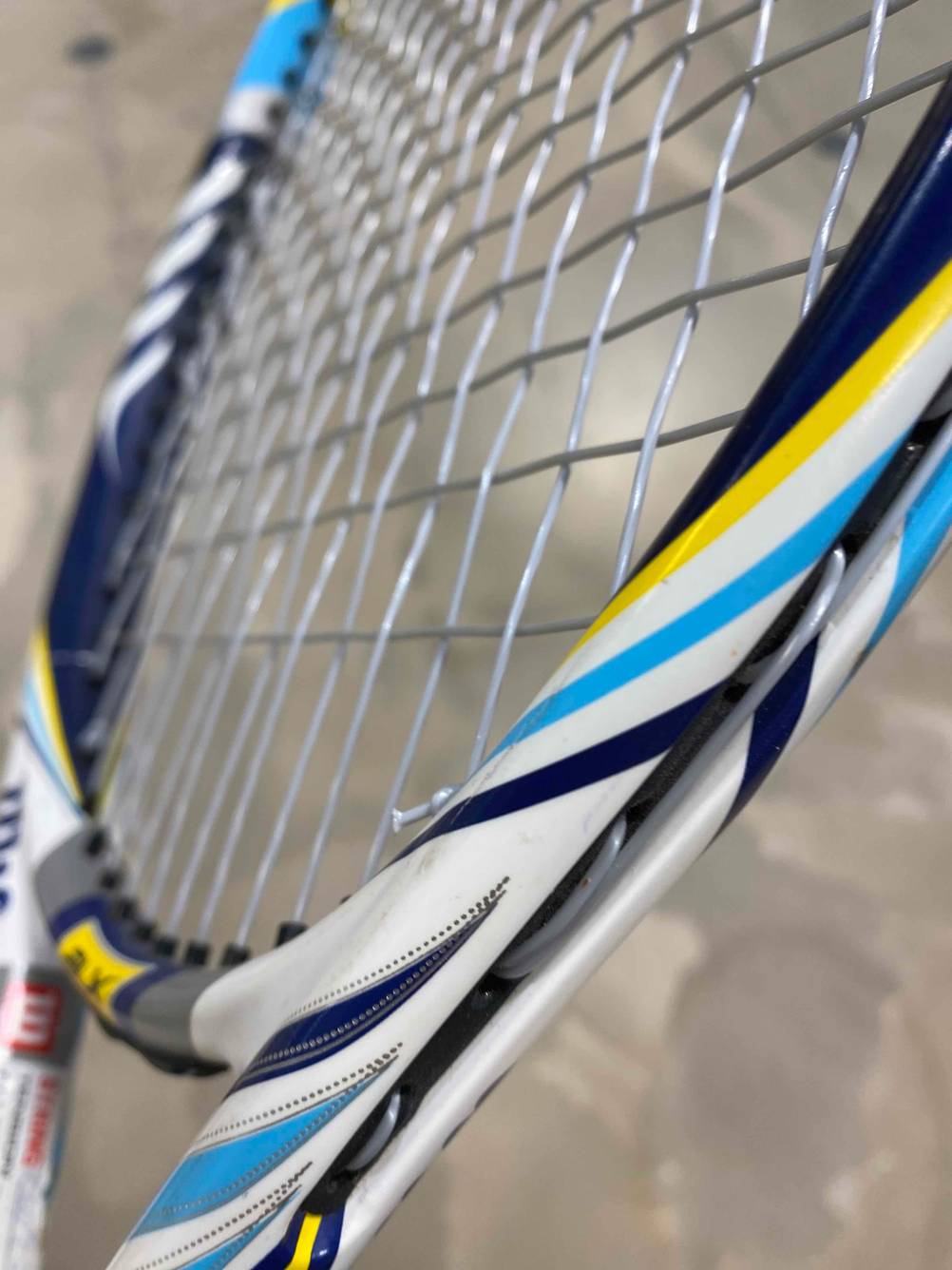 Nahaufnahme der Bespannung am Rahmen eines Tennisschläger im Test.
