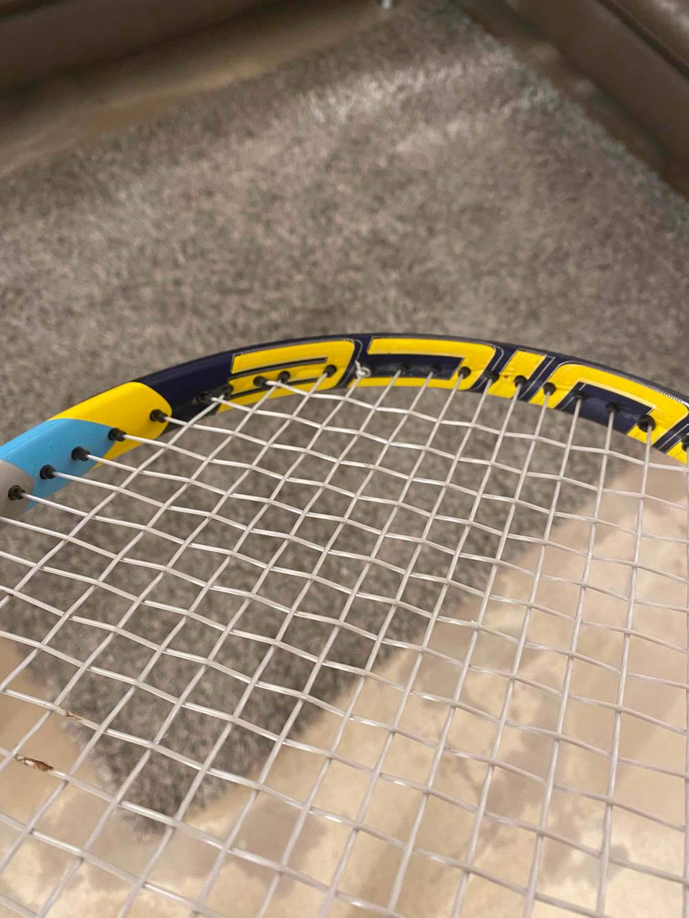 Nahaufnahme der Beseitung und des Rahmens innen eines getesteten Tennisschlägers.