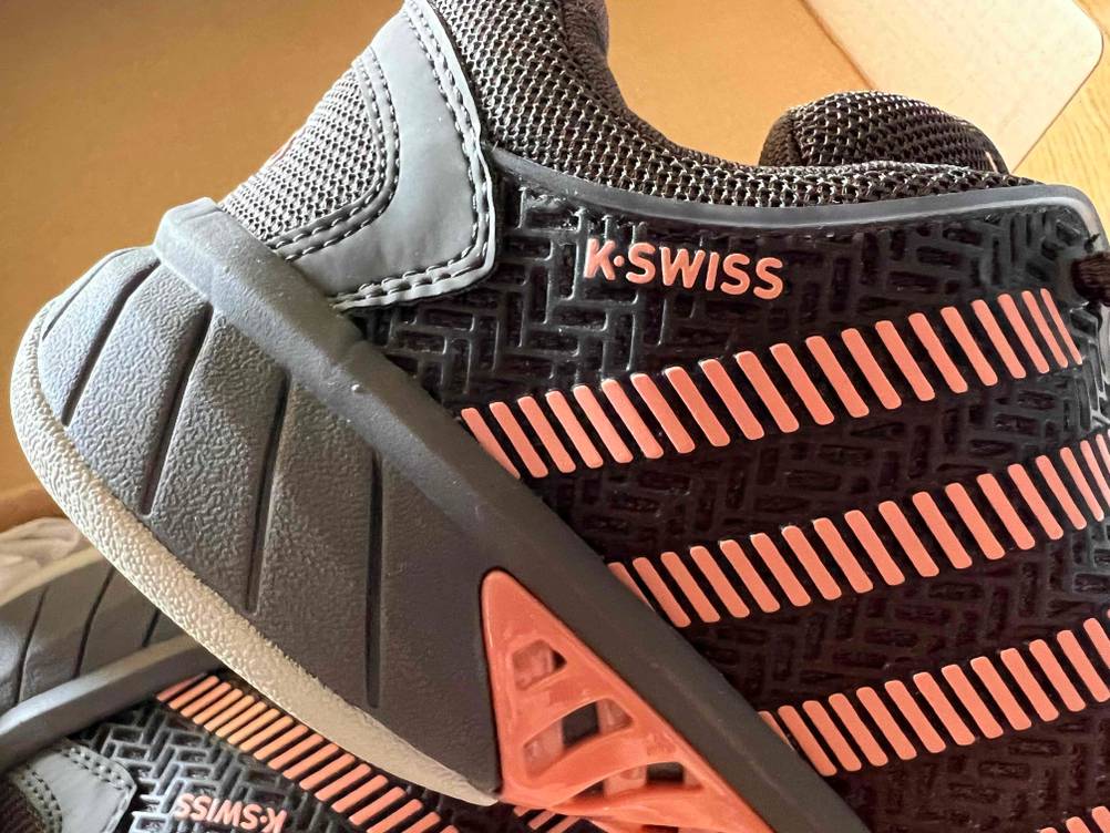 Tennisschuhe für Damen getestet: Nahaufnahme des Fersenbereichs von der Seite.