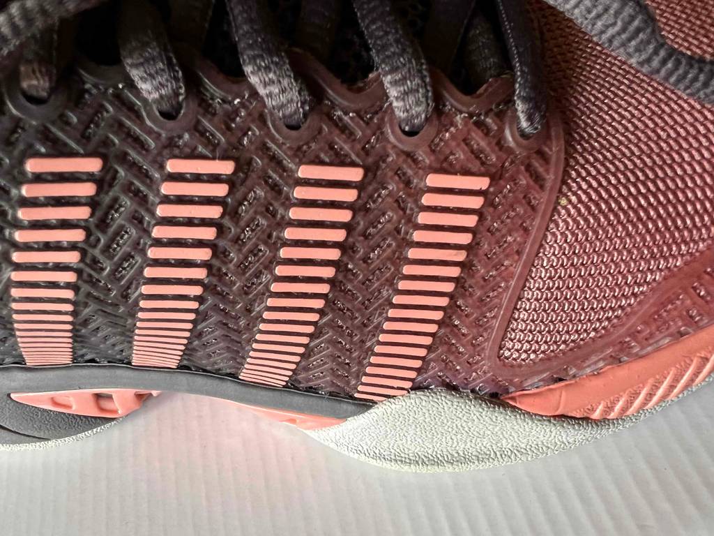 Schnürsenkel von getesteten Tennisschuhen für Damen.