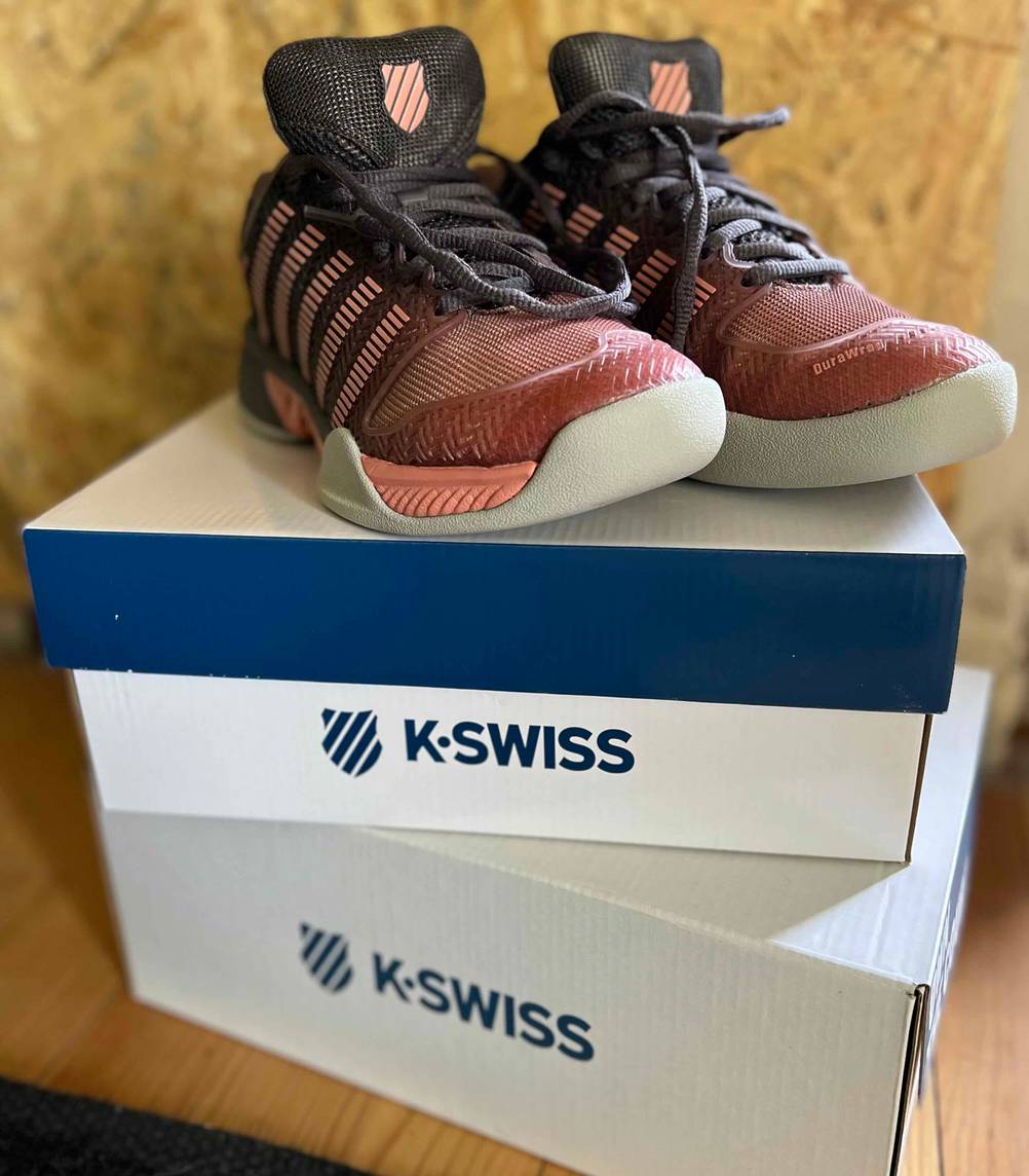 Ein Paar getestete Tennisschuhe für Damen stehen auf dem Schuhkarton. 