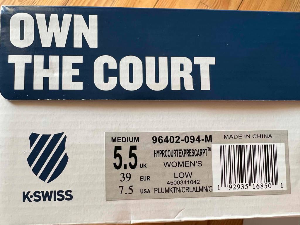 Ein Paar Tennisschuhe für Damen im Test: Barcode von einem Schuhkarton. 