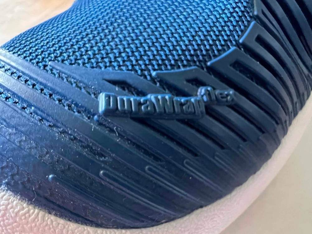 Nahaufnahme der Artikelbeschreibung auf der Kappe der getesteten Tennisschuhe für Herren.