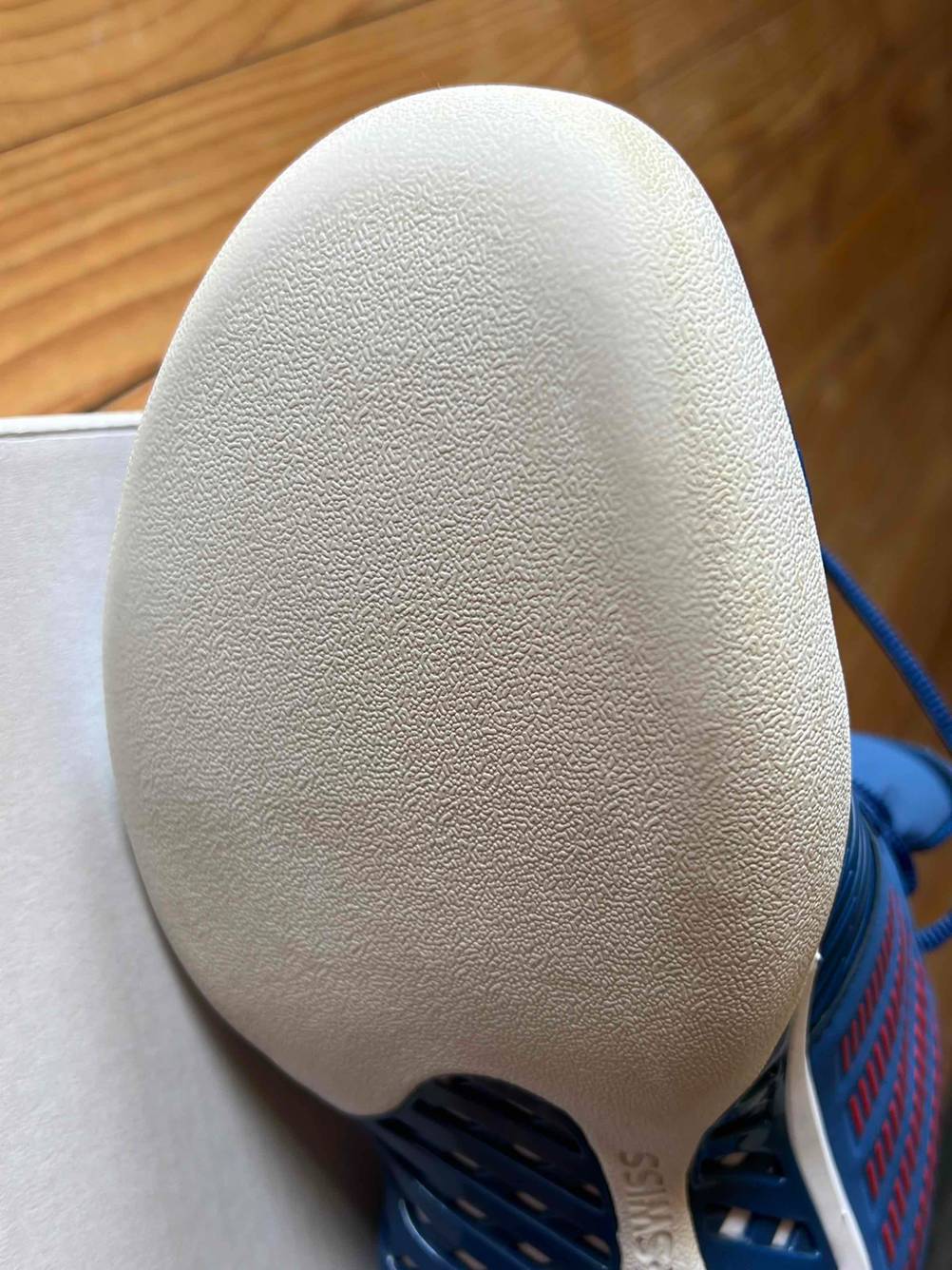 Ein Paar getestete Tennisschuhe für Herren: Sohle von Tennisschuhen. 