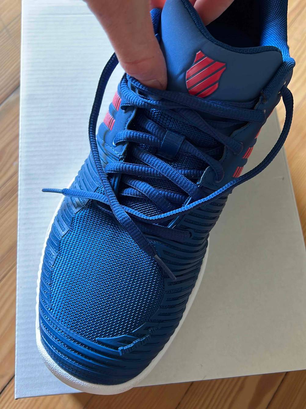 Schnürsenkel von getesteten Tennisschuhen für Herren.
