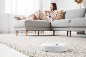 Saug-Wisch-Roboter-Test: Modell saugt auf einem Teppich.