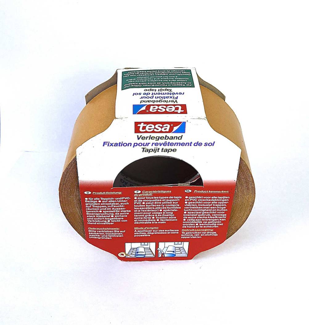 Die Rückseite des verpackten Teppichklebebandes im Test auf einer hellen Fläche.