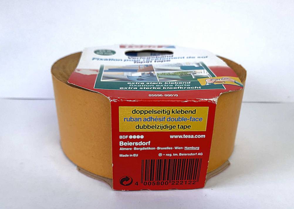 Seitenansicht des verpackten Teppichklebebandes auf einer hellen Fläche.