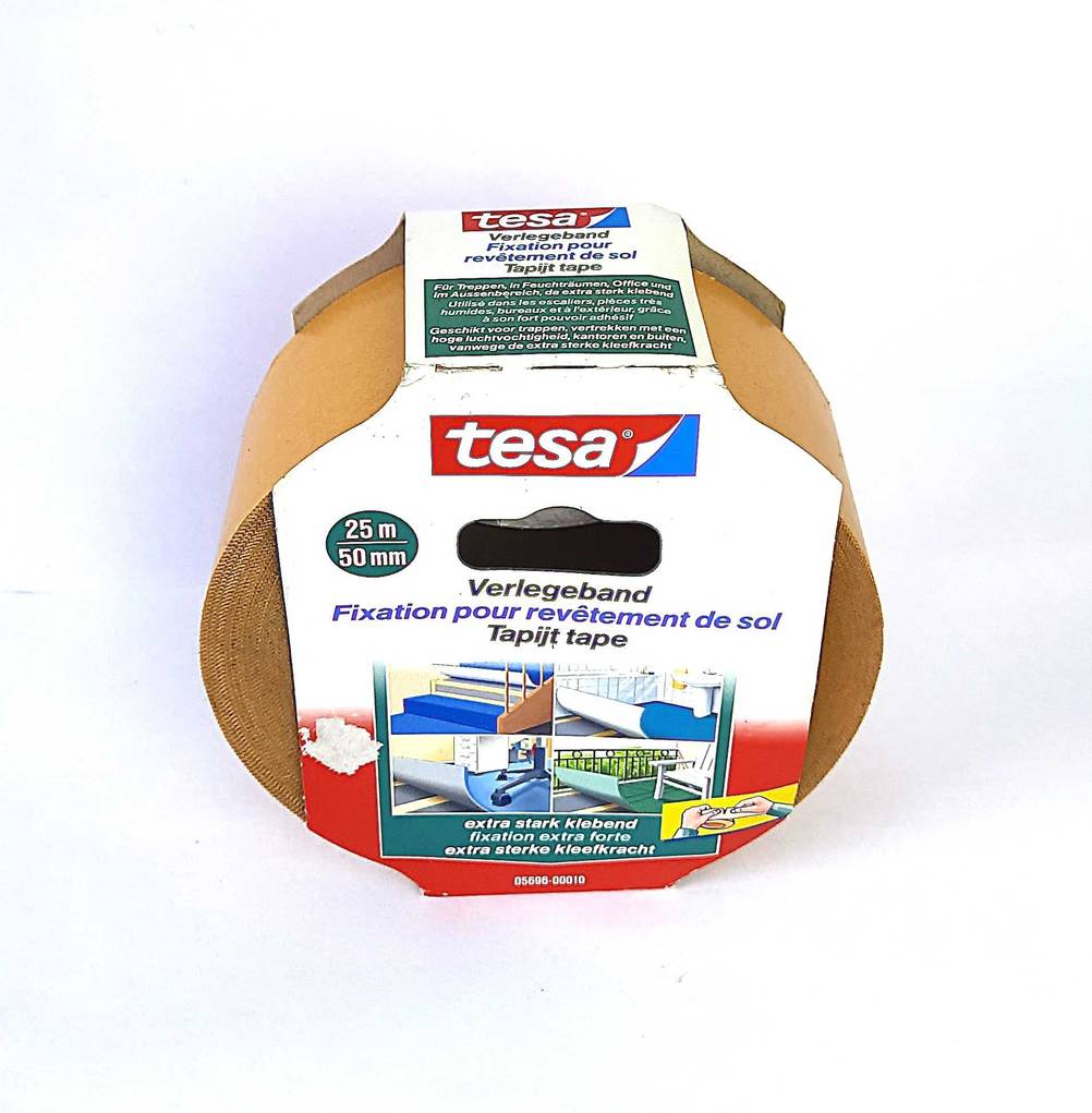Ein verpacktes Teppichklebeband im Test auf einer hellen Fläche.