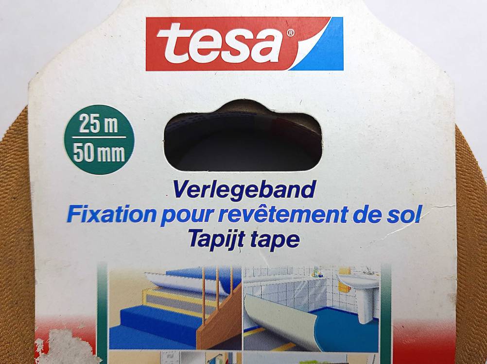 Getesetet: Nahaufnahme der Verpackung des Teppichklebebandes mit Logo und Artikelbezeichnung.