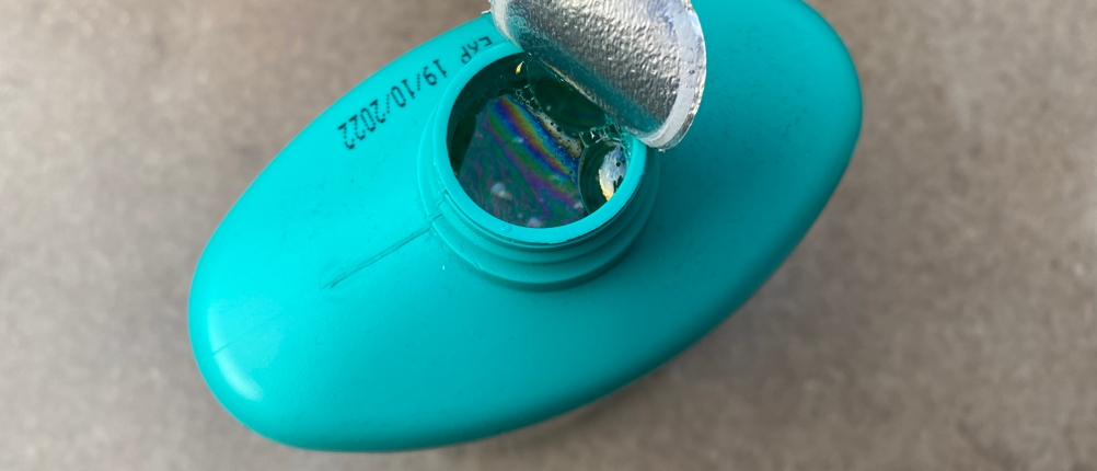 Simple-Solution-Teppichshampoo geöffnet aus einer Ansicht von oben